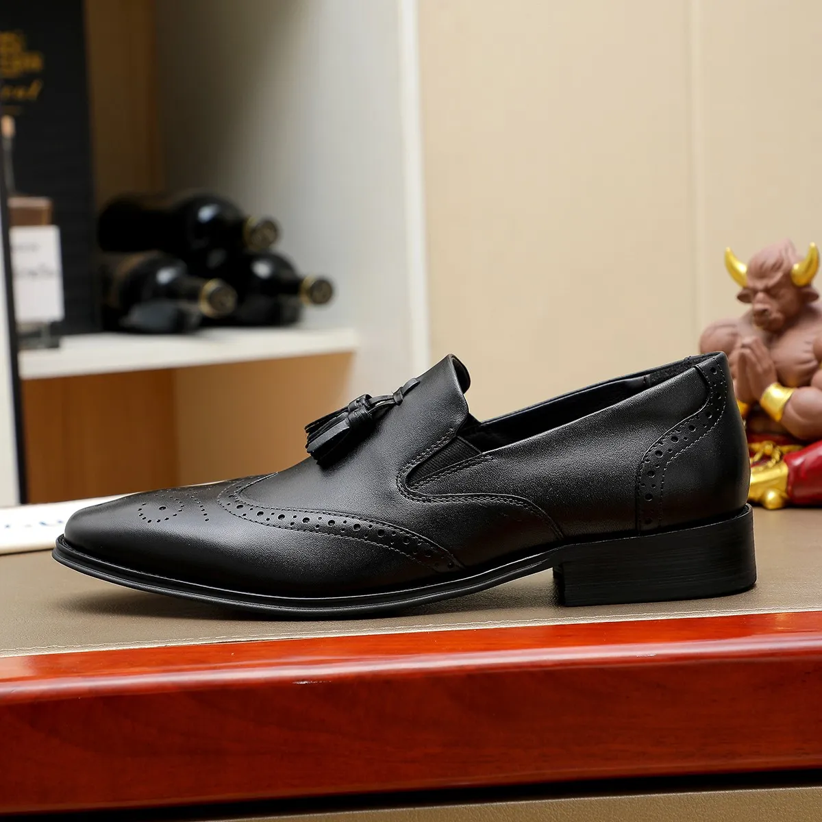 Men's shoes 💰560 💰 Louis Vuitton LV ® Autumn and Winter 🆕 models 🔛Full shoe counter First layer cowhide, 🐂Leather lined casual shoes for men, super soft outsole, a must-have for driving. Counter synchronization Original first layer cowhide Completely 1:1 mold customization 🌹Top version, 2 colors available! Number: 38-45 (37.46. Customized)